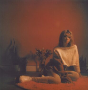 Beabadoobee comparte su versión para “Winter Wonderland”