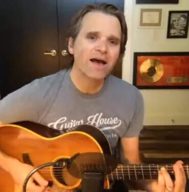 Ben Gibbard toca “All Is Full Of Love” de Björk