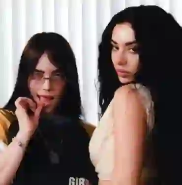 Charli XCX y Billie Eilish juntas en “Guess”