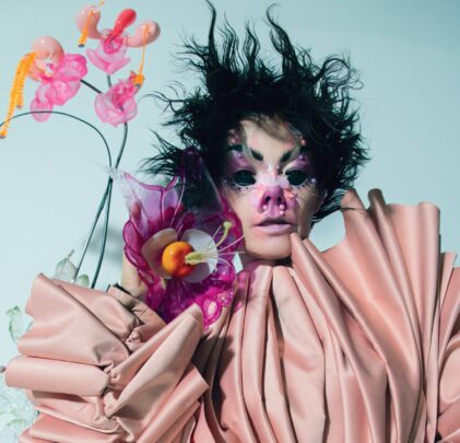 Björk comparte dos nuevas versiones de 