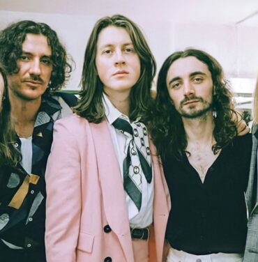 Escucha a Blossoms interpretar “Paperback Writer” de The Beatles