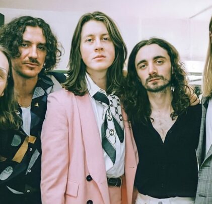 Escucha a Blossoms interpretar “Paperback Writer” de The Beatles