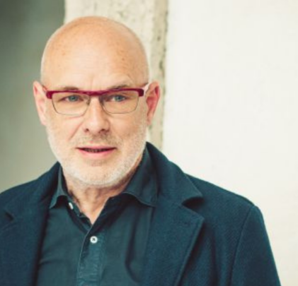 Estos son los beneficios de cantar de acuerdo a Brian Eno