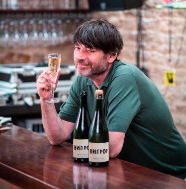 Alex James (Blur) ahora vende vino espumoso