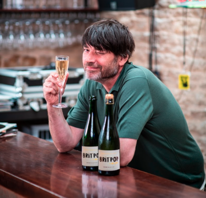Alex James (Blur) ahora vende vino espumoso