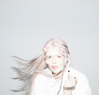 Bruses anuncia su álbum debut, 'Monstruos'