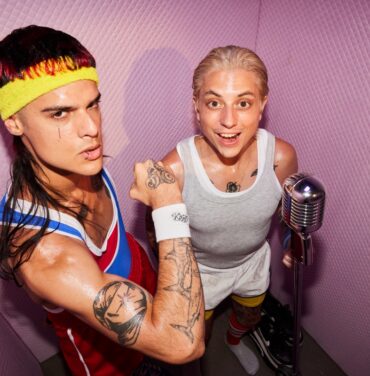 CA7RIEL & Paco Amoroso evolucionan en el video de “#TETAS”