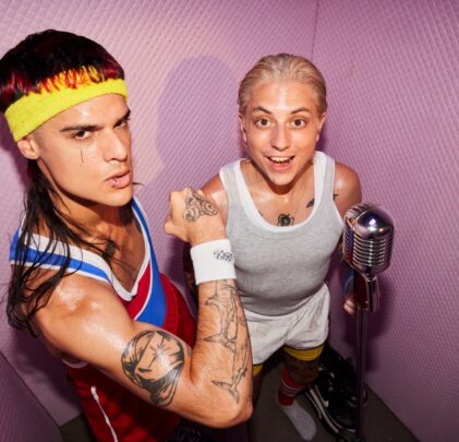 CA7RIEL & Paco Amoroso evolucionan en el video de “#TETAS”