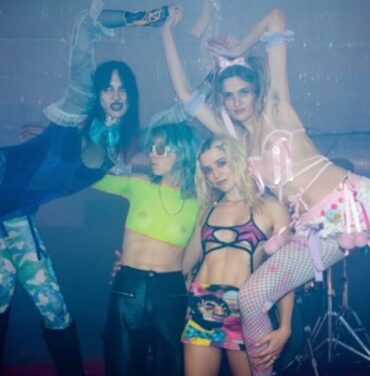 Ponle play a “Glasshour” de Cumgirl8