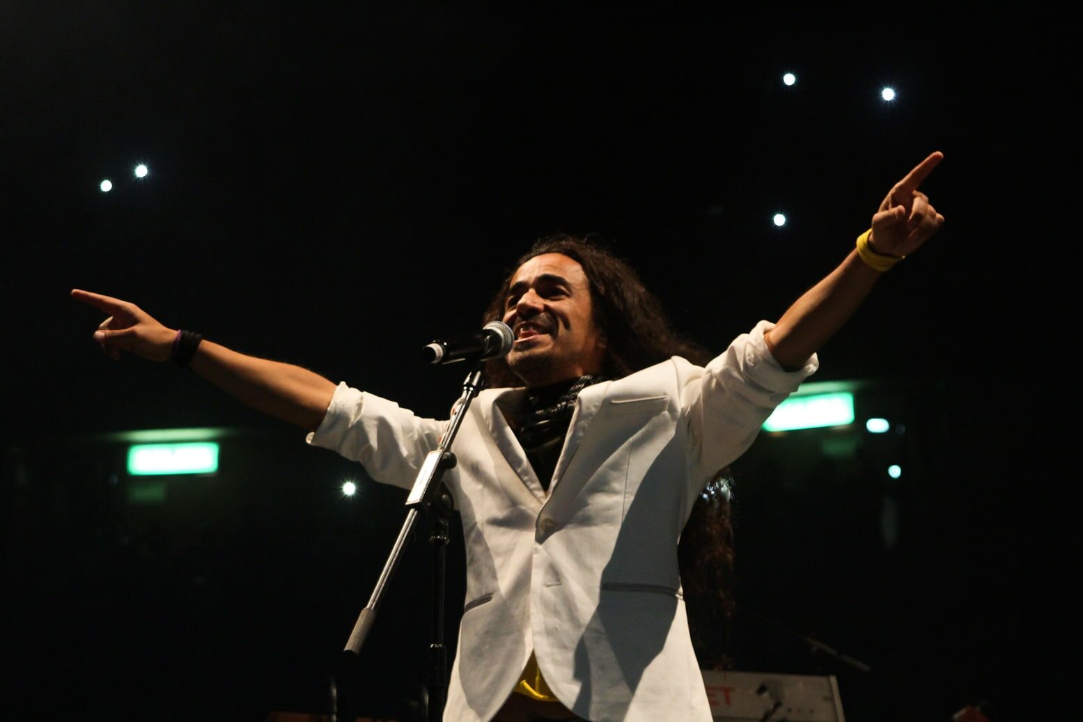 Besos y baile en la noche de los Tacvbos