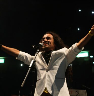 Besos y baile en la noche de los Tacvbos