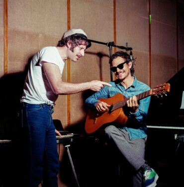 Caloncho se suma al tributo a Zoé con “Corazón Atómico”