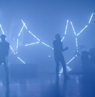 Mew envuelve con luces radiantes en su nuevo video: 
