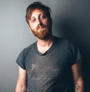 Dan Auerbach estrena video: “Waiting On A Song”