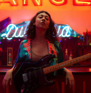 PREMIERE: Carla Rivarola presenta 