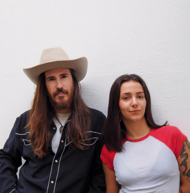 Carlos Sadness comparte “Un rayito” con Suu