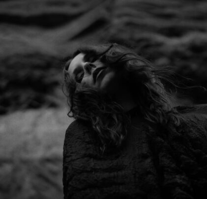 Chelsea Wolfe estrena “Whispers In The Echo Chamber” y anuncia disco