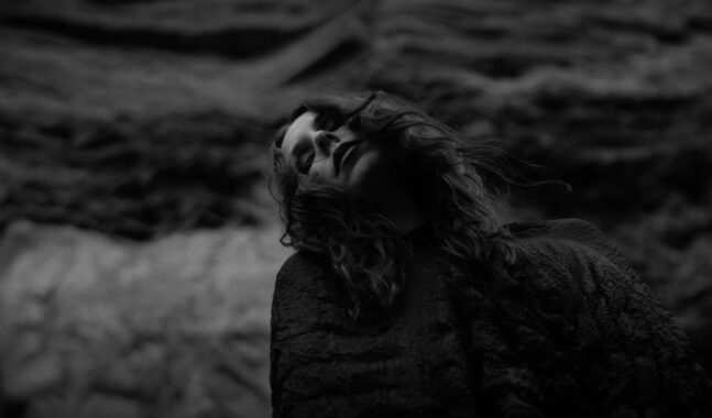 Chelsea Wolfe estrena “Whispers In The Echo Chamber” y anuncia disco