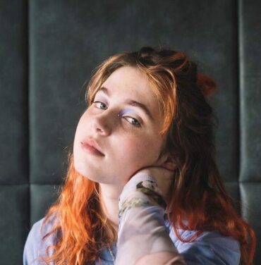 Clairo versiona “I'll Try Anything Once” de The Strokes