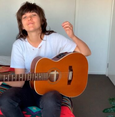 Courtney Barnett comparte “Just For You” de Kev Carmody