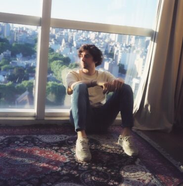 Cítrico, romance y R&B sin miedo para cantarle al mundo