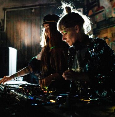 Las mujeres DJs realizan el doble de presentaciones que los hombres DJs