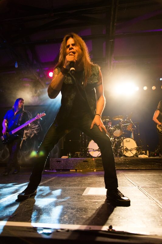 Queensryche y su fiel corte