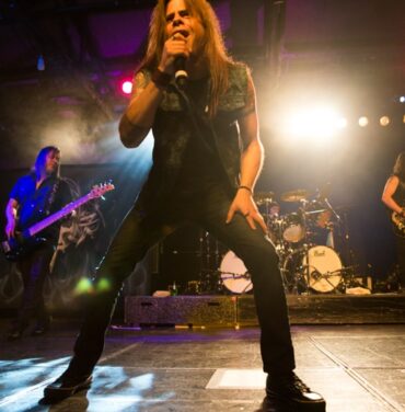 Queensryche y su fiel corte