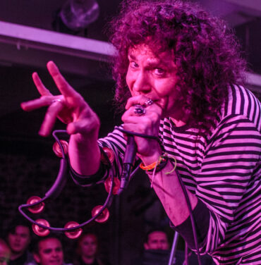 Domingo de distorsión familiar con The Cynics