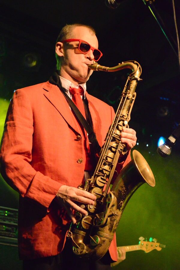 Noche de música, amigos y baile... mucho baile