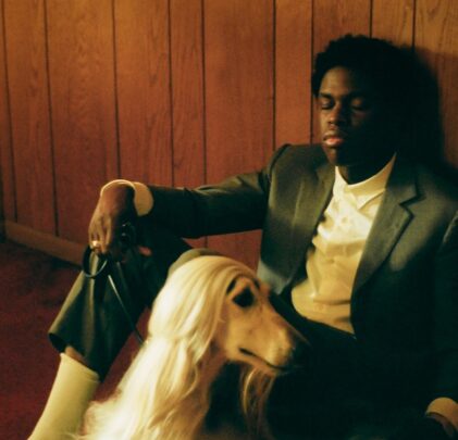 Escucha el nuevo sencillo de Daniel Caesar, “Please Do Not Lean On Me”
