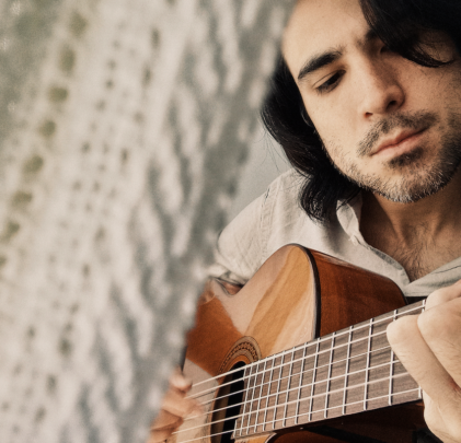 Daniel Dennis estrena “Todo a su Tiempo”