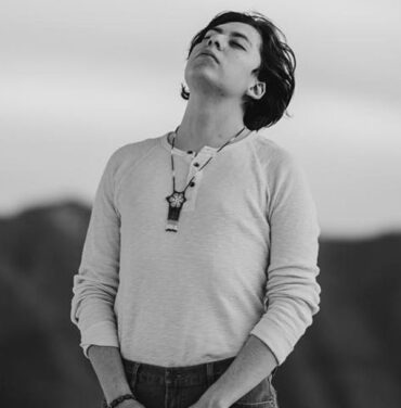 Daniel Quién versiona “Across The Universe” de The Beatles