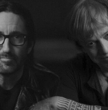 Trent Reznor y Danny Elfman comparten “True”