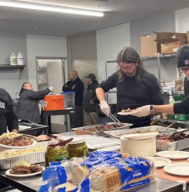 Dave Grohl prepara comida para personas en situación de calle