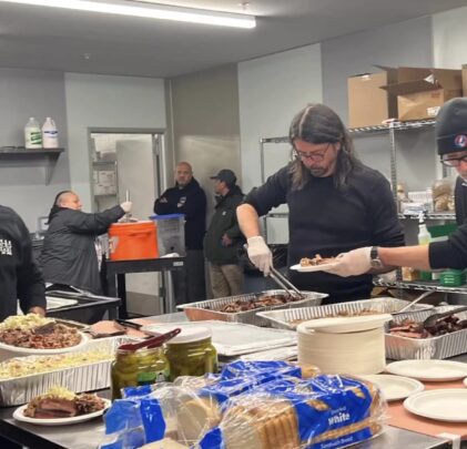 Dave Grohl prepara comida para personas en situación de calle