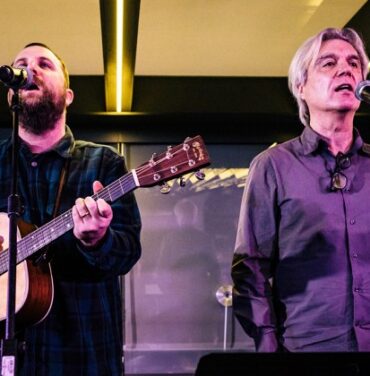 David Byrne versiona  David Bowie