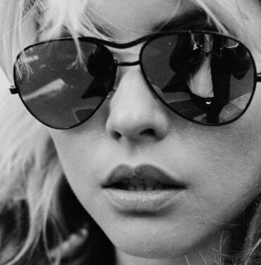 Debbie Harry vio de forma consensuada los genitales de Bowie