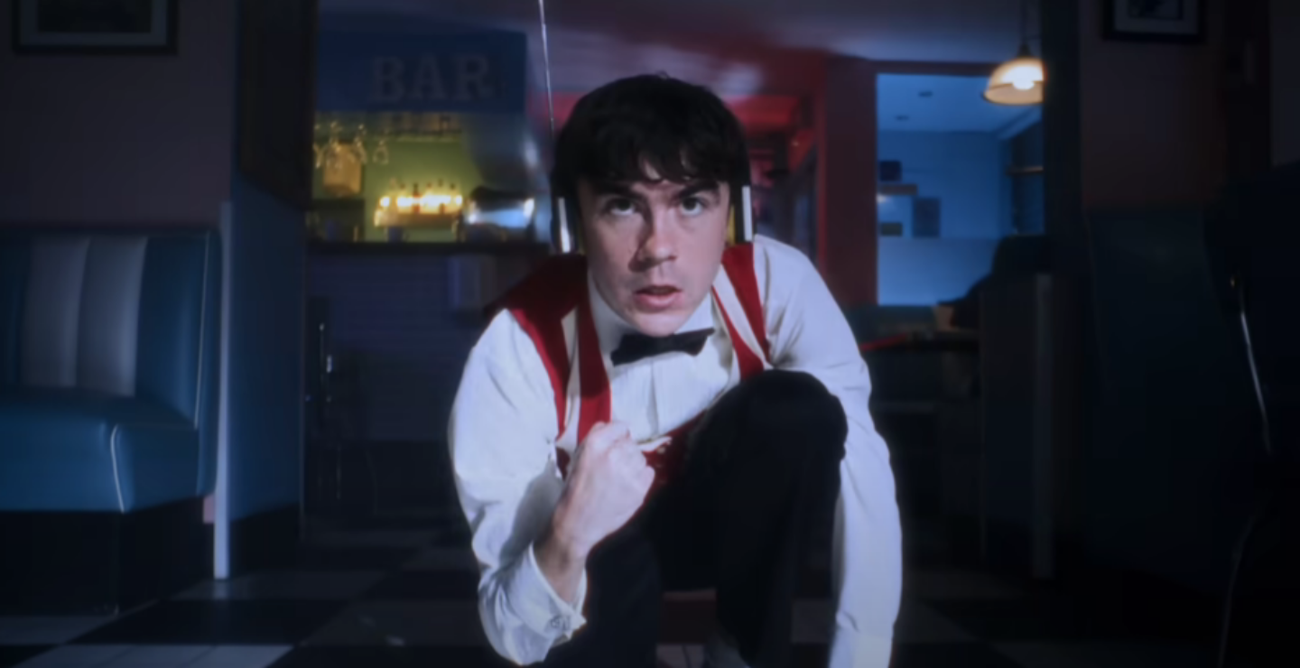 Declan McKenna sorprende con “Champagne” y “That’s Life”