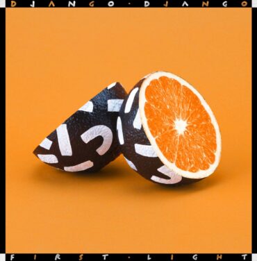 En puerta nuevo material de Django Django