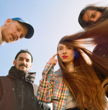 Dry Cleaning comparte sencillo “Bug Eggs/Tony Speaks!”