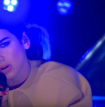 Dua Lipa hace cover de Arctic Monkeys