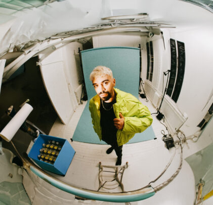 Duñe deslumbra en su nuevo EP, 'Better Never Than Late'