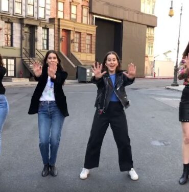 Emma Stone y Haim, juntas en un lip sync de Spice Girls