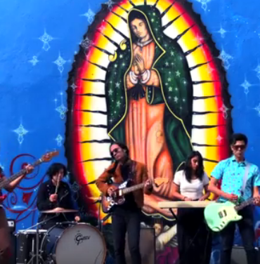 PREMIERE: El Muchacho de los Ojos Tristes 