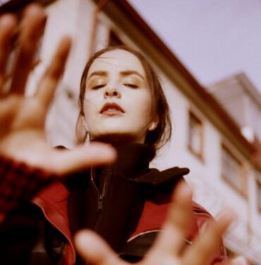 Escucha “dominique”, lo nuevo de Ela Minus