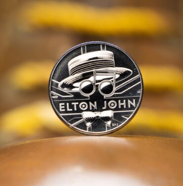 Elton John es honrado con una moneda oficial