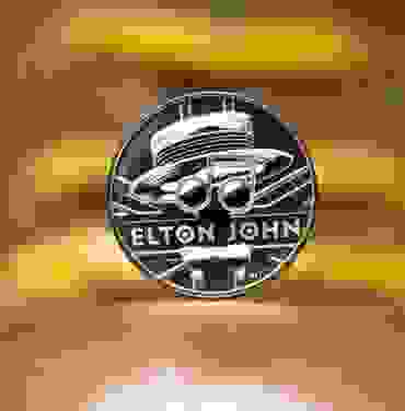 Elton John es honrado con una moneda oficial