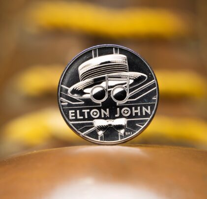 Elton John es honrado con una moneda oficial