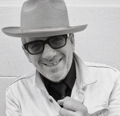 “No Flag”, la nueva canción de Elvis Costello